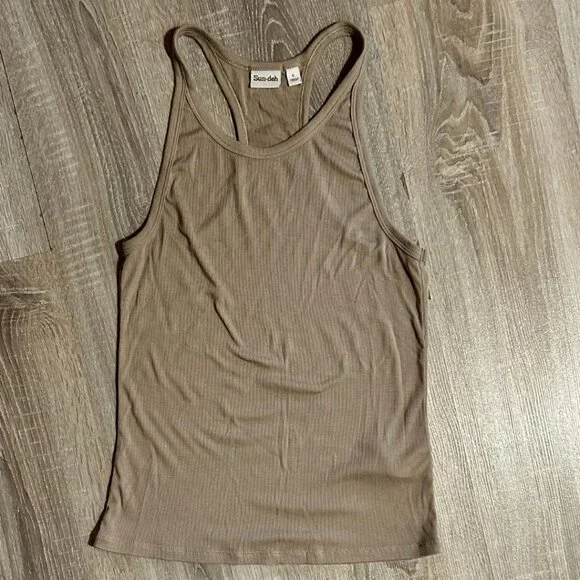 Sunday Best - Razor Back Tank - Picture 2 of 3